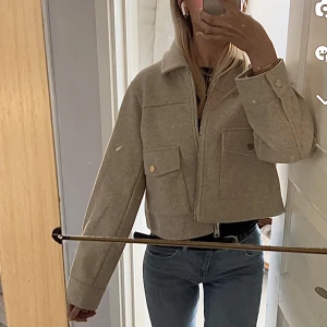 Kort kappa stradivarius  - Kort kappa från stradivarius i strl S som är precis som ny (endast provad) ! Inga defekter elr noppror som syns på bild två💕 jag är 171 cm lång!🤍 unik & så snygg! Perfekt vårjacka då den är lite tunnare!👍