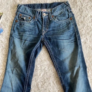 True Religion Jeans - Säljer dessa då dem var för korta på mig, är runt 180cm. Storleken är: 29/34. ytterben 95cm, innerben 75cm, midja runt 40cm