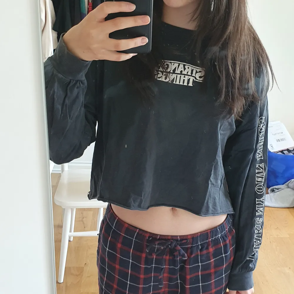 Långärmad crop top Stranger things från Pull&Bear. Stl S Använd en del men bra skick.. Yläosat.