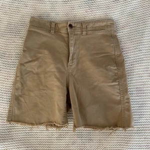Jorts  - Säljer ett par snygga jorts som tyvärr inte passar längre. Har själv klippt av dem från ett par jeans men annars är de som nyskick. Skriv vid frågor! Läs bio. Tryck gärna på köp nu💕