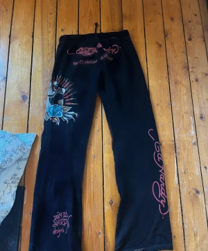 Ed hardy byxor  - Storlek s/xs. Lågmidjade Thighta i rumpan och ner på låret sen går dom över till att bli lösa. Suuupppeerrr snygga, vill inte sälja egentligen men måste ha pengar🙏 smutsiga på bilden, tvättas innan! Några paljetter har åkt bort, inget som syns!