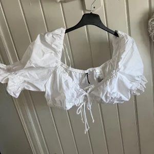 Topp - Supersöt vit topp från hm som är helt oanvänd. 
