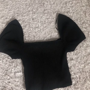 Topp - Säljer min superfina och gulliga topp ifrån h&m då den inte kommer till användning (aldrig använd) Passar superbra till fest eller bara på en fin sommardag!!💕