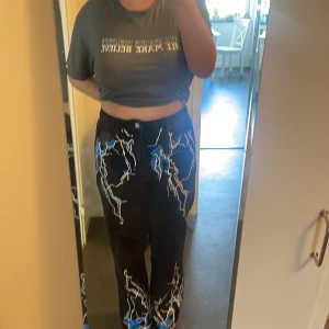 Jeans  - Svarta jeans me blixtar på användts typ 4 gånger köpte på SHEIN för ett tag sen 