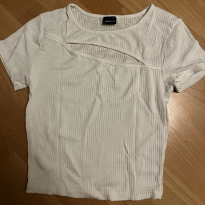 T-shirt  - Mjuk skön T-shirt men cut-out detalj som syns på bilden
