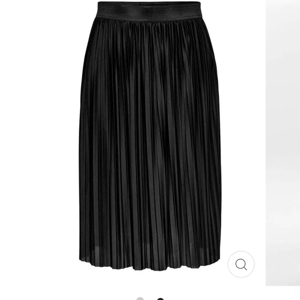 Plisserad svart kjol från märket Jaqueline De Yong, köpt från Nelly. Fint skick! Storlek XS.. Kjolar.