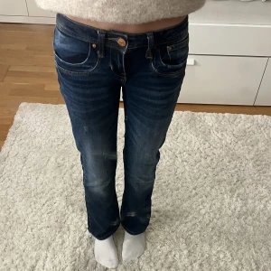 Lågmidjade jeans  - Säljer mina Ltb jeans då dem blivit för små. Storleken är W24 L30. Jeans är i jätte bra skicka och använda fåtal gånger.👍🏼💗Pris kan kanske diskuteras 