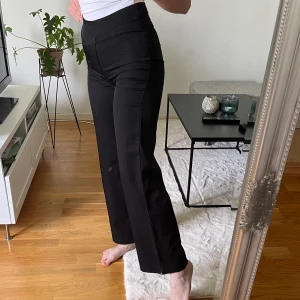 Svarta kostymbyxor - Tunna svarta kostymbyxor från BikBok. Endast använda en gång. Storlek 34.
