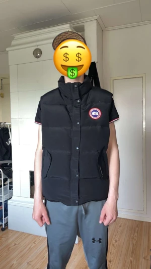Canada goose väst - Tjena säljer nu min canada goose väst då jag har köpt ny 
