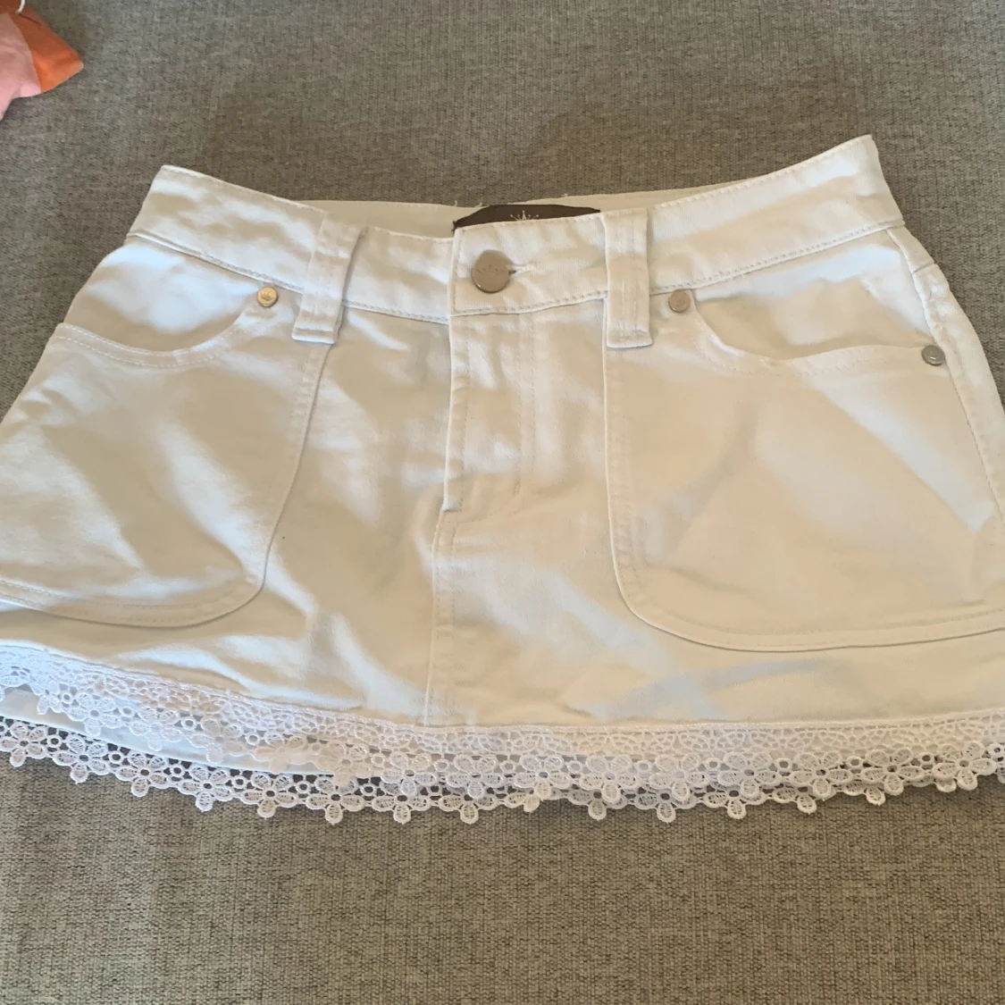 Söt jeanskjol som är lite kort men bra passform!