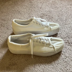 Sneakers  - Litet hål (se bild)+ lite fläckiga men går nog tvätta. Har ej provat! Från Zalando säljer billigt