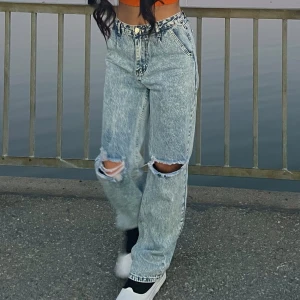 Jeans - Jeans i storlek S, lite oversized passform. Använt ca 5 gånger, säljer pga att de inte passar mig längre. Orginalpris 300kr. 