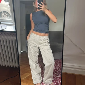 Beige cargo - Beige cargo byxor. Från lojsans kollektion med nakd. Storlek 38. Lappen kvar heeelt nya!