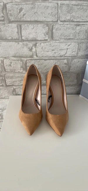 Klackskor  - Säljer mina klackskor som endast är testade. Köpta från H&M. Färgen är brun/beige. Finns i Linköping annars står köparen för frakten.