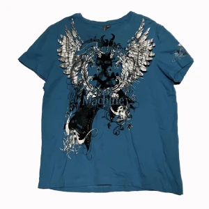 Y2K T-Shirt med coola detaljer  - Väldigt cool och unik Y2K t-shirt med coola detaljer överallt!😍 passar som M