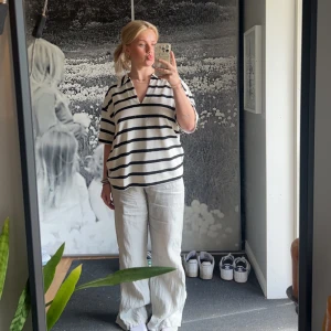 Randig tröja - Snygg randig tröja från hm. Perfekt i sommar över bikini, till linnebyxor etc. Helt oanvänd🖤🤍 pris går att diskutera 