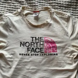 Beige the north face t-shirt köpt från xxl i storlek m