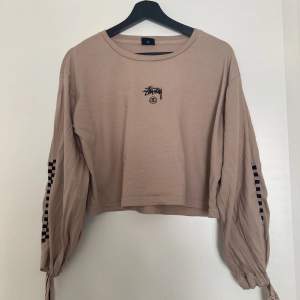 Lätt nopprig, men annars i bra skick! Går till midjan på mig. Är rosa/beige i färgen. Oversize fit! 