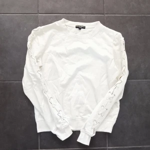 Tröja - En vit tröja med cool "snörningseffekt"