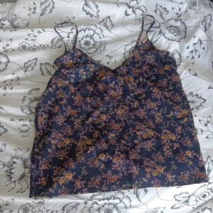 Tunt Linne  - Tunt Linne med räflad krage från SheIn storlek L men sitter som en M ingen stretch, endast provad  Skön till sommaren 