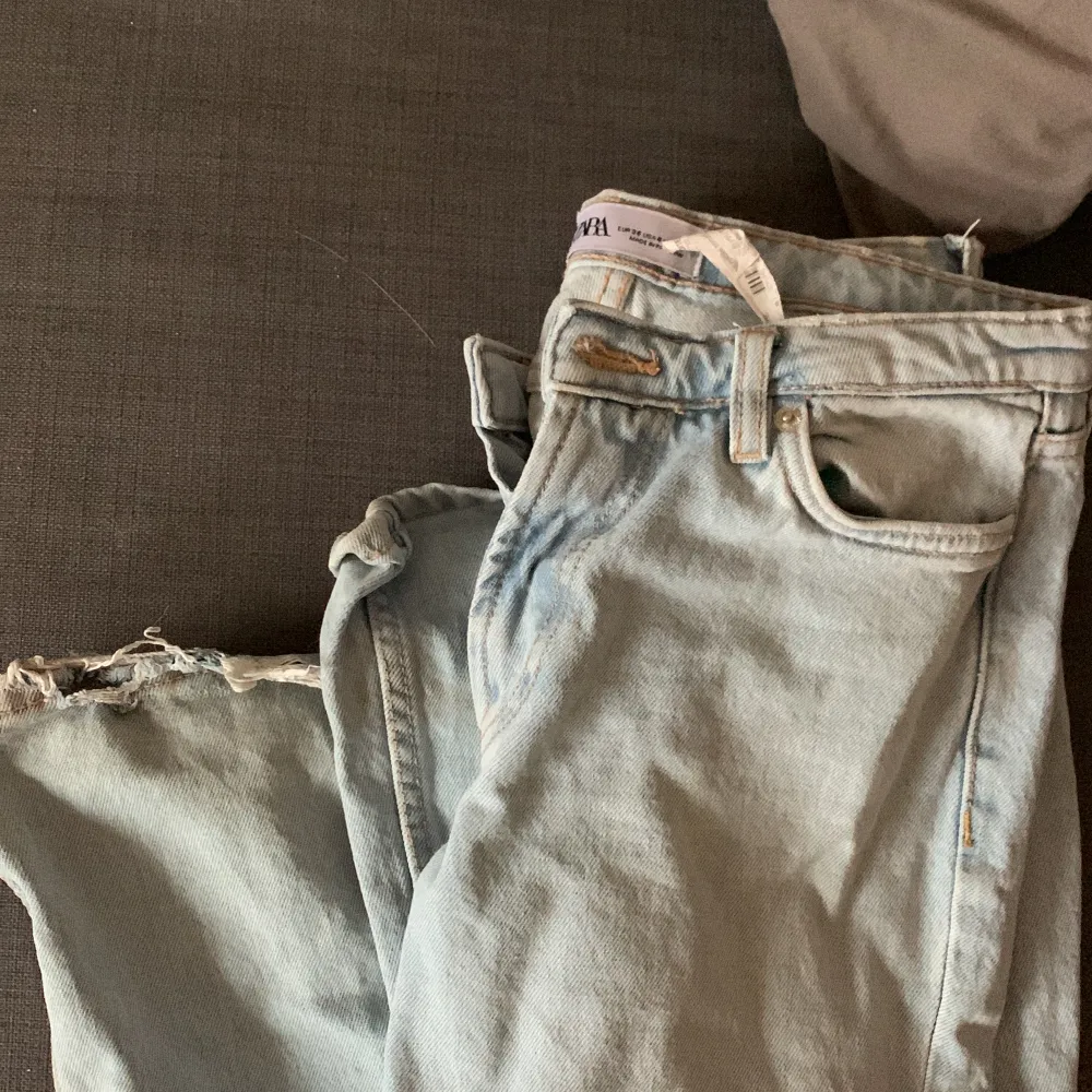 säljer dessa lågmidjade bootcut zara jeans i en såå fin ljus somrig färg! första två bilderna är lånade sista min egna ❤️. Jeans & Byxor.