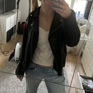 Skinnjacka - Snygg skinnjacka från missguided! Storlek S/36💕Jättefint skick!