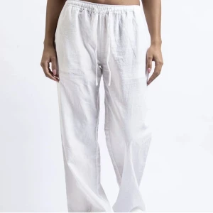 Linnebyxor madlady - Superfina linnebyxor från madlady i strl S/tall, passar även m💗 Jag är 173 och de sitter jättebra i längden. De är mid waist men går även att göra low waist genom att vika ner kanten💕 inga defekter alls!💖