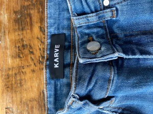 Krave Jeans - Basic blåa krave jeans. Inga synliga defekter! Nypris: 1000kr