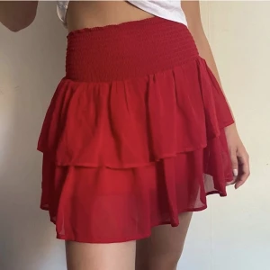 Volangkjol  - Trendig och söt volangkjol ❤️ Köpt på Kappahl barnavdelningen men passar mig som är xs/s❣️(första bilden är lånad). Tryck inte på köp nu