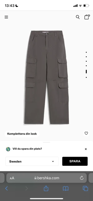 Gråa cargobyxor - Säljer dessa nästan oanvända cragobyxor i grått från Bershka pga för små. Strl 34 men passar även 36