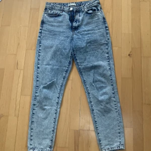 Jeans från Ginatricot  - Jeans i fint skit från Ginatricot med ljus färg, storlek 36. Kan skickas mot fraktkostnad och är trovärdig i storlek 