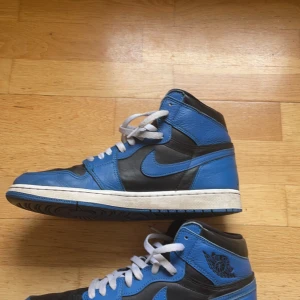 Jordan 1 high - Ett par sparsamt använda Jordan 1 high marina Blue i storlek 44. Finns andra färger på skosnören, priset kan också diskuteras vid snabbaffär. Tar även mot byten, kan mötas upp i Stockholm, Vallentuna,  Täby eller frakta. 