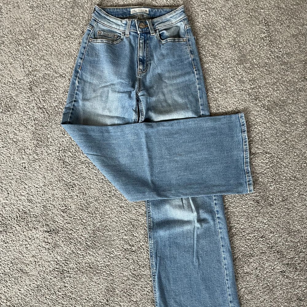 Jeans med wide leg fit från Cubus. Mid waist, normala i storlek. Väldigt fint skick!. Jeans & Byxor.
