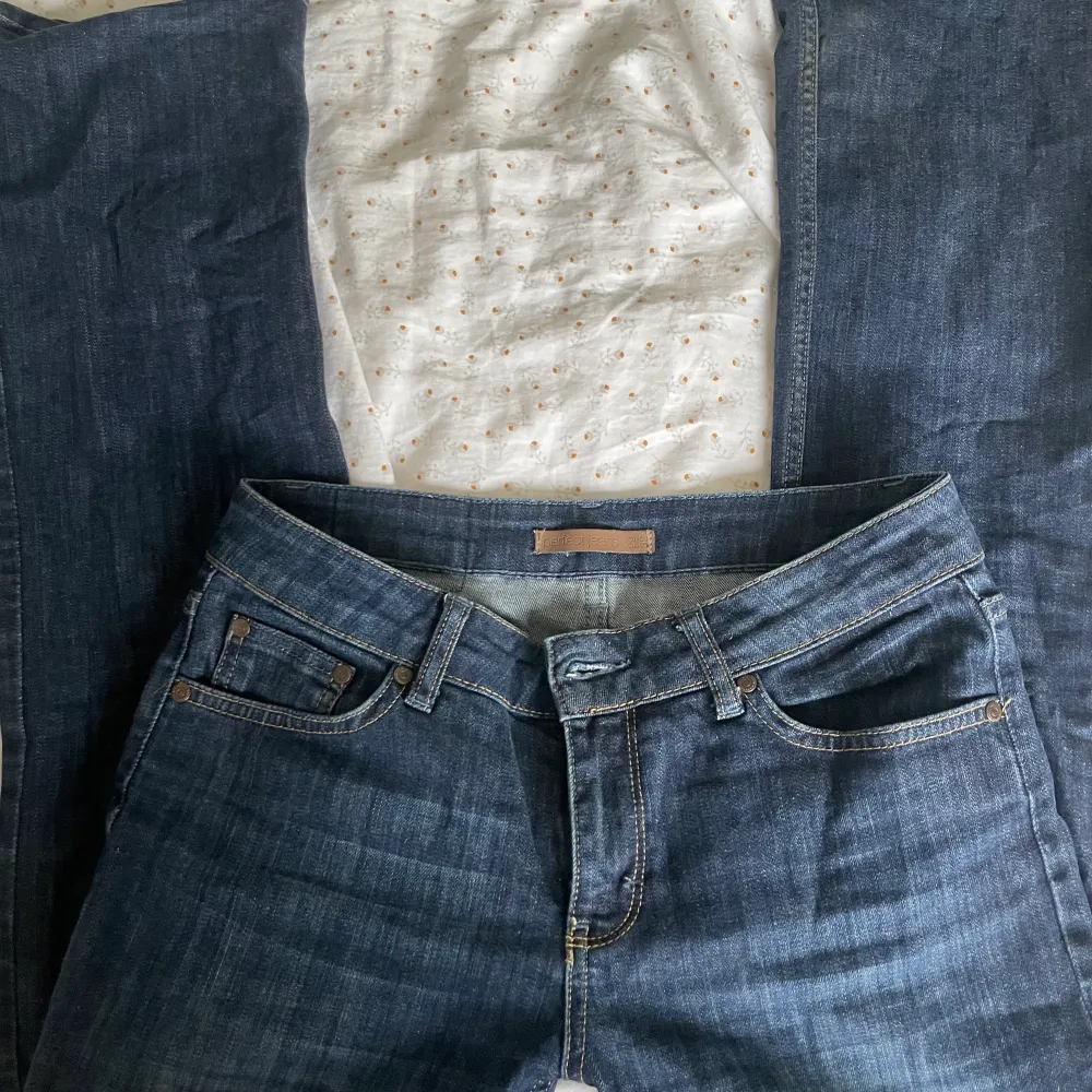 Jättesnygga lågmidjade utsvängda jeans från gamla ginatricot, lite slitna längst ner i ena benet ❤️ skriv vid frågor ❤️. Jeans & Byxor.