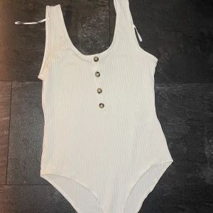 BODY - Använd 4 ggr  Men fortfarande som ny köpt på H&M nypris 314kr 
