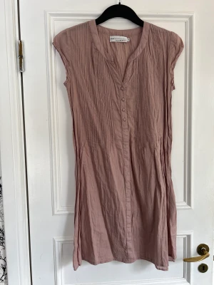 Capri Collection Tunika blus 100%bomull - Capri Collection Tunika blus 100%bomull storlek 36. Snygg färg i gammalrosa. Perfekt till stranden