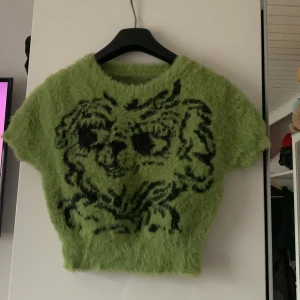 Fluffig grön T-shirt  - Mycket mjuk inte använd