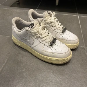 Air Force 1-800 (Limiterade) Strlk 44 - Säljer dessa Air Force 1-800 då jag ej använder de. De går inte längre att köpa och senaste sålda paret i storlek 44 såldes för ca 3 000 kr på StockX. Box saknas. 