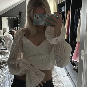  Blus  - Jättefin vit blus perfekt till sommaren!🥰 Aldrig använt. Köpt på nakd för ca 400kr säljer för 200kr+frakt!💞💞
