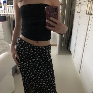 Långkjol - En blommig långkjol med slits från HM. Storlek xxs och använd 1 gång så fint skick! Säljer då den inte kommer till användning. Köparen står för frakten💘