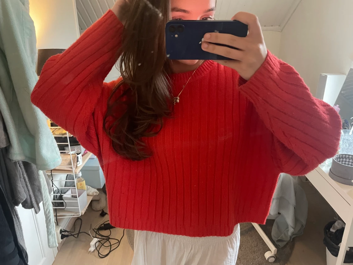 Röd stickad tröja 