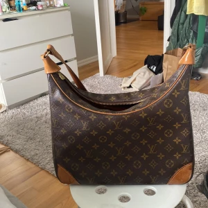 Louis Vuitton väska   - Säljer min älskade Louis Vuitton väska som jag köpte ifrån the vintage store, den är så klart äkta! Köpte den för 9000 den är i så bra skick för att vara vintage!💕💕