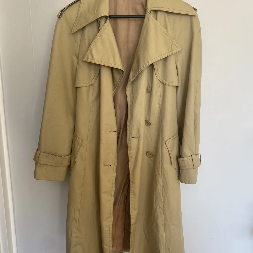 Beige trenchcoat i storlek 36, men passar S/M skulle jag säga. . Jackor.