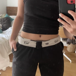 Dickies byxor - Jätte fina 874 dickies byxor som man kan ha low waist men också high💗passar en 32/34 i midjan om den är lowwaist. (Supersköna)