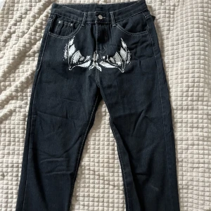 baggy jeans  - säljer dessa coola jeans från santo, helt oanvända i nytt skick! Jättesköna men tyvärr lite för små för mig. Kan skicka fler bilder vid intresse ❤️‍🩹