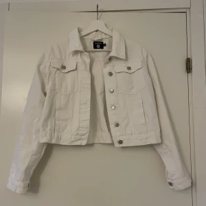Vit jeansjacka - Vit jeansjacka från Boohoo. Storlek 40 men sitter som 36-38 ish