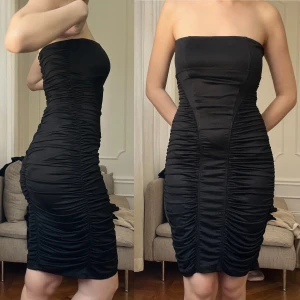 Den perfekta svarta klänningen - Storlek S. Stretchigt tyg, så borde också passa M. Möts i stockholm eller fraktar. 