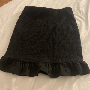 Svart kjol, 129kr+frakt - Som ny! Stl. Xs