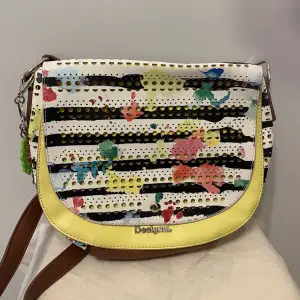 Jättesöt och unik väska från desigual från Spanien. Crossbody. Haft på mig den men den är i bra skick 