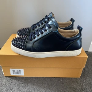 Louboutin skor - Tjena, säljer nu dessa Louboutin skor. Skorna är i storlek 41 men sitter stort så passar 42. Skorna är i hyfsat skick. Inga spikar borta. Ej original box. Hör av er med frågor och funderingar